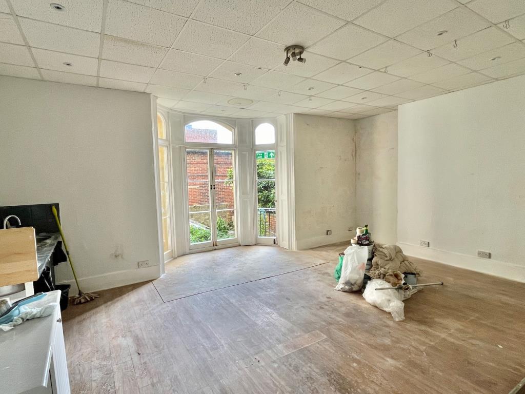 Lot: 36 - FREEHOLD COMMERCIAL AND RESIDENTIAL INVESTMENT IN CENTRAL LOCATION - Room on upper ground floor rear